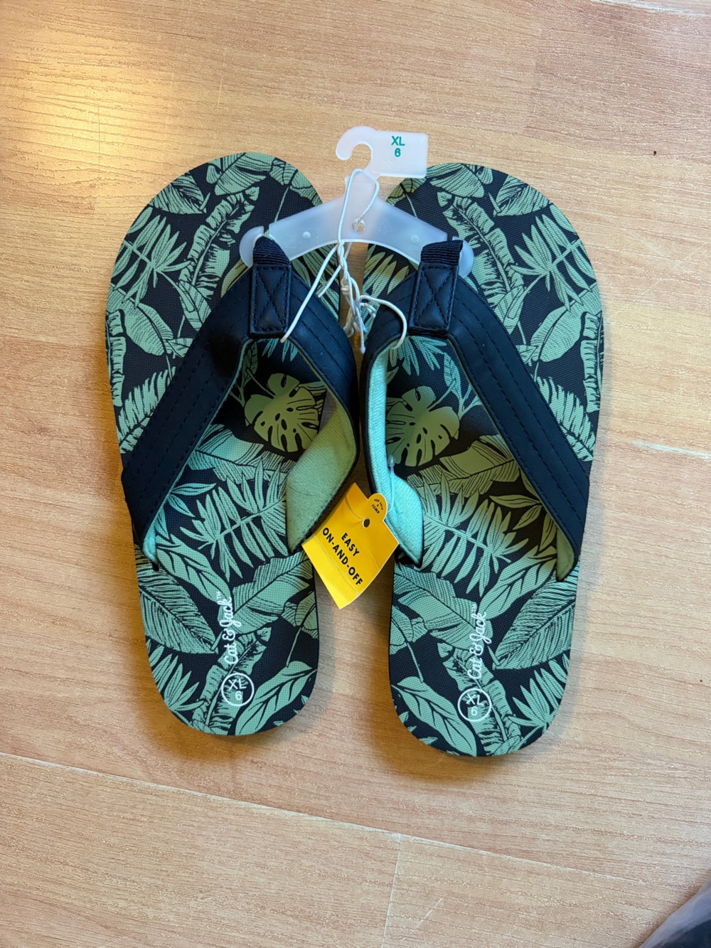 Cat & Jack Black and Green Tropical Print Boys' Flip Flops